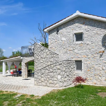 Vikendica Stunning Home In Santalezi *